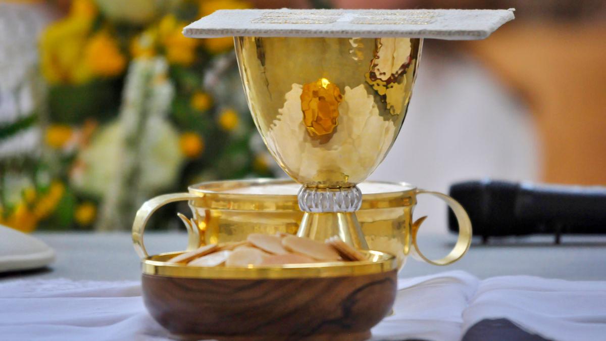 An Gründonnerstag steht das Letzte Abendmahl im Mittelpunkt. Dabei setzt Jesus das Sakrament der Eucharistie ein, das Katholiken in jeder Hl. Messe feiern.