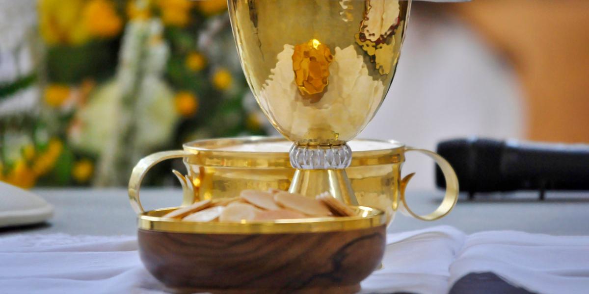 An Gründonnerstag steht das Letzte Abendmahl im Mittelpunkt. Dabei setzt Jesus das Sakrament der Eucharistie ein, das Katholiken in jeder Hl. Messe feiern.