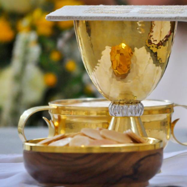 An Gründonnerstag steht das Letzte Abendmahl im Mittelpunkt. Dabei setzt Jesus das Sakrament der Eucharistie ein, das Katholiken in jeder Hl. Messe feiern.