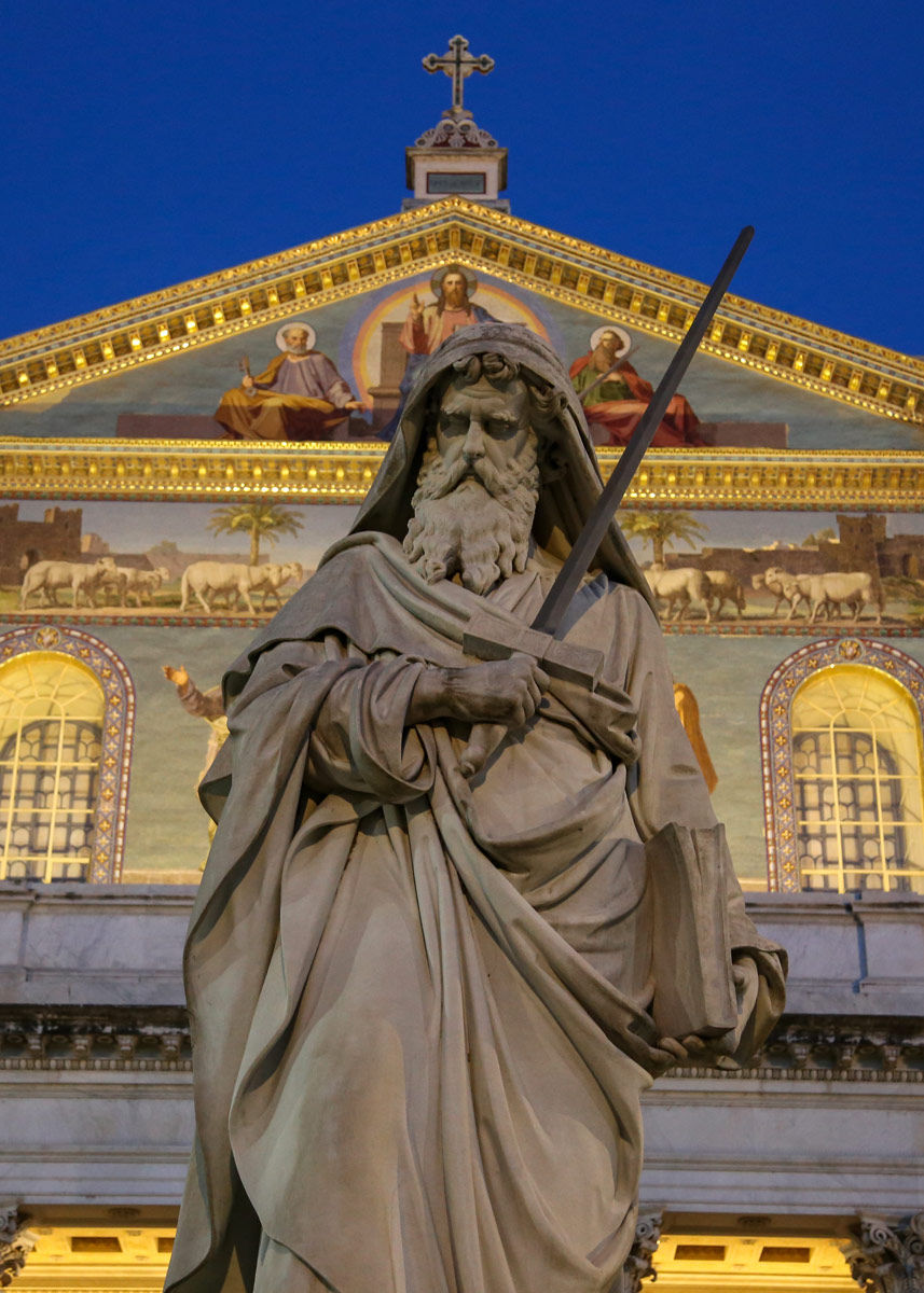 Statue des Apostels Paulus vor der römischen Basilika St. Paul vor den Mauern