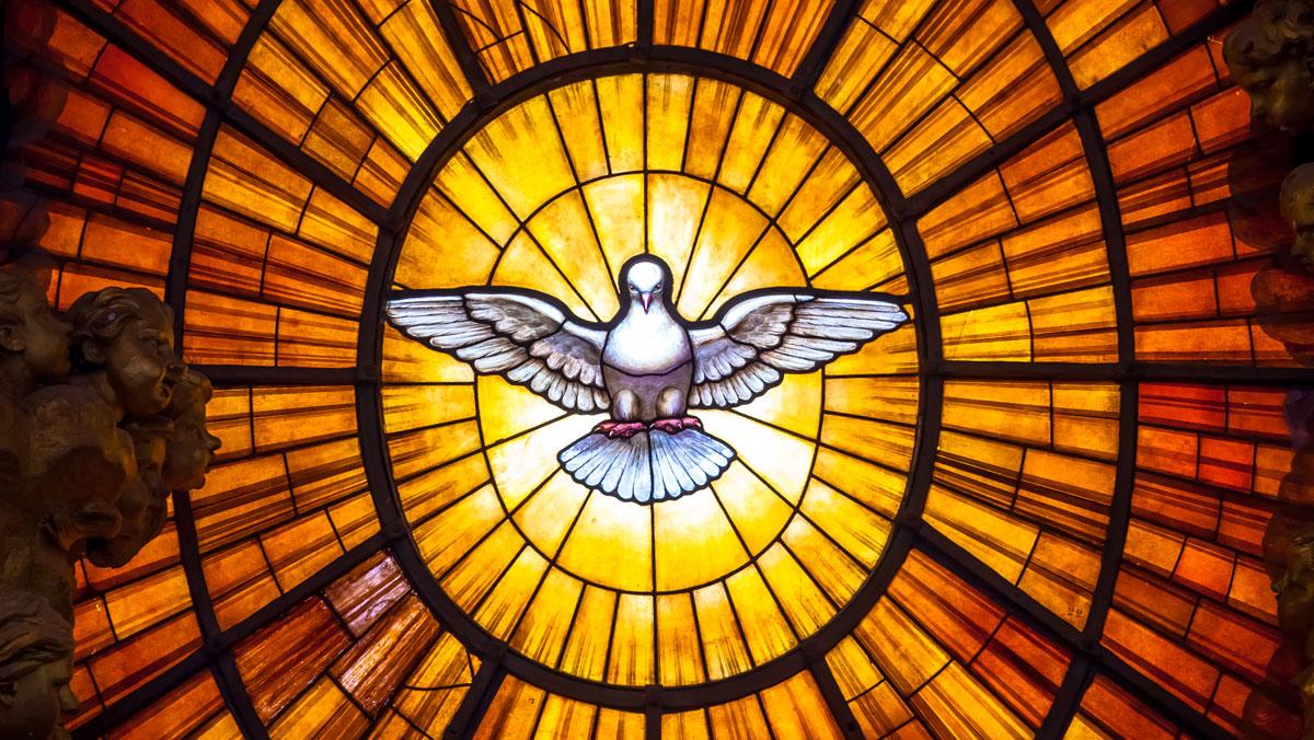 Pfingsten: Der Heilige Geist kommt in Gestalt einer Taube. Fenster im Petersdom in Rom.