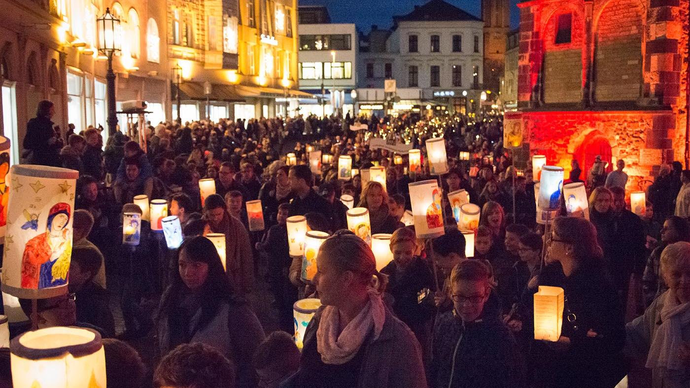 Martinszug in Bonn mit vielen gebastelten Laternen