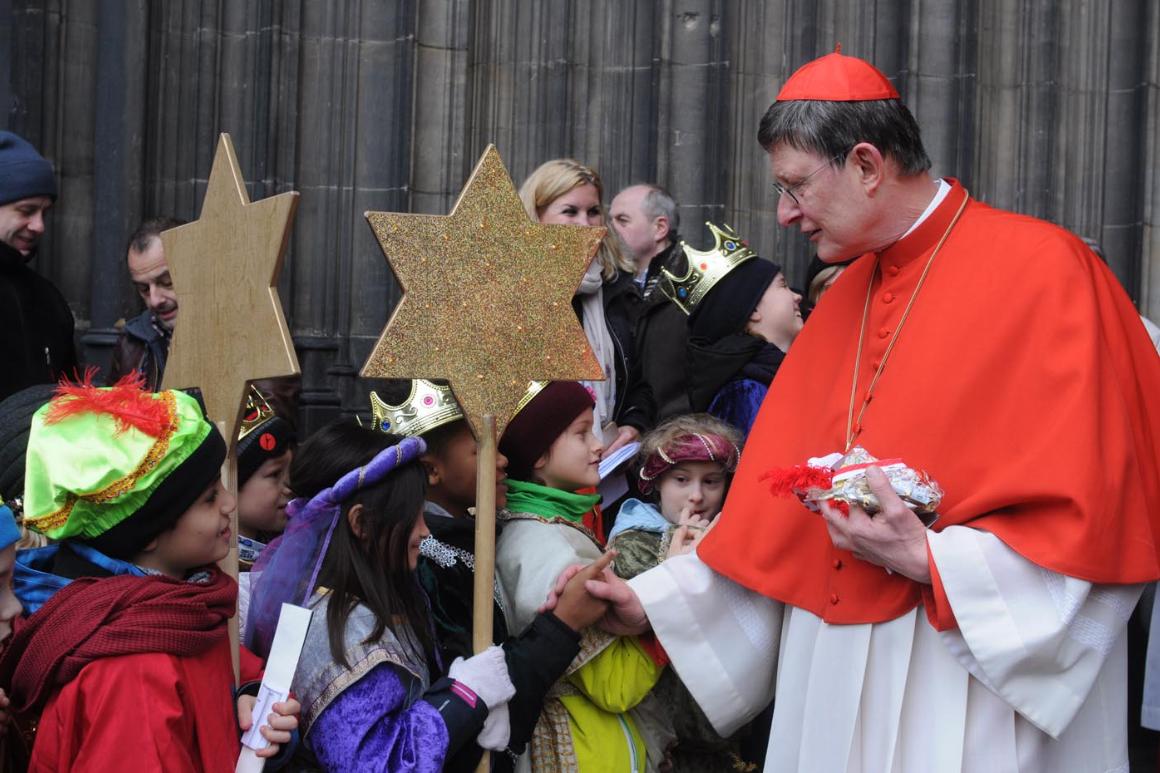 Kardinal Woelki schüttelt den jungen Königen die Hand.