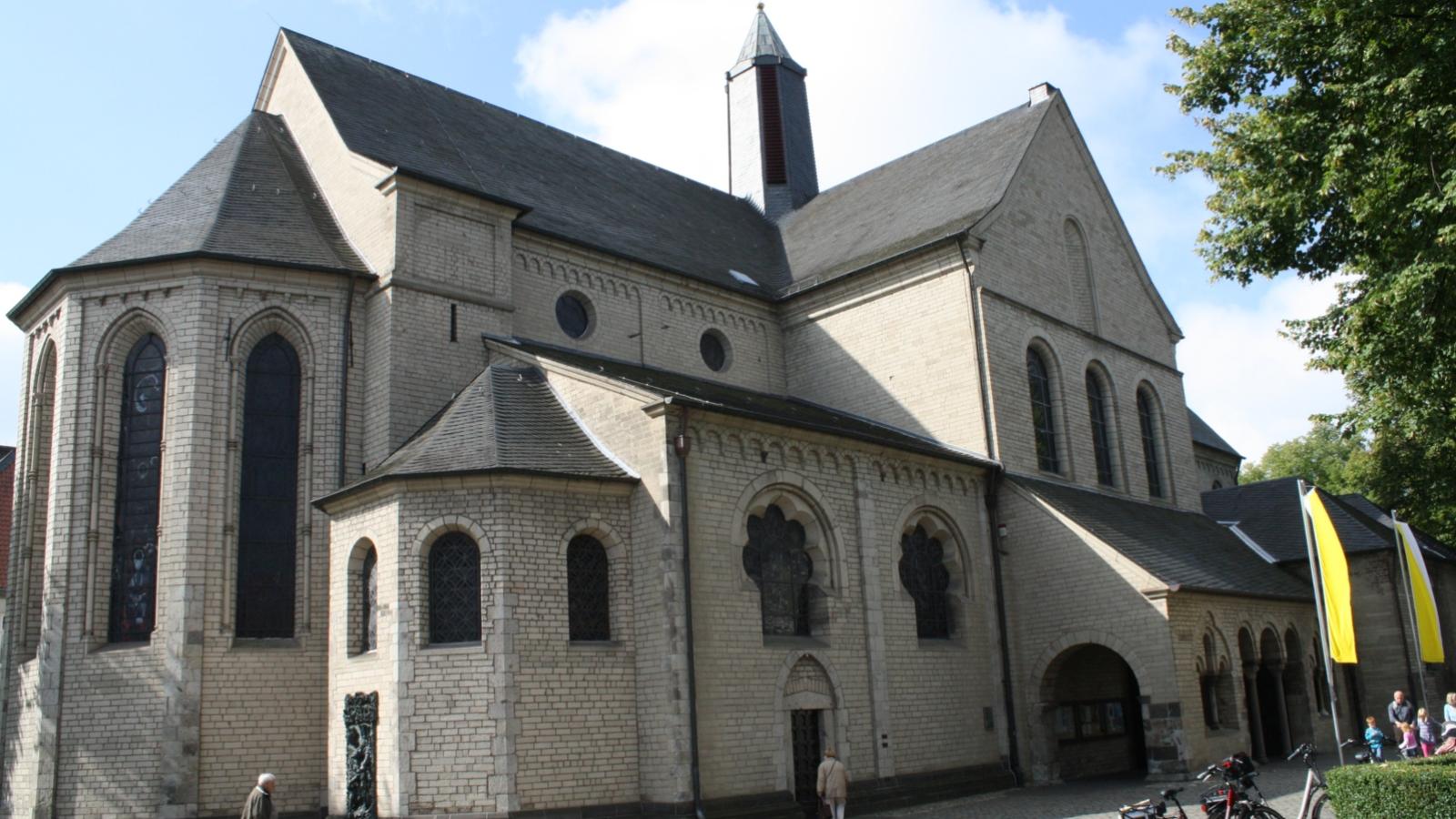 Die ehemalige Stiftskirche St. Suitbertus ist eine flachgedeckte dreischiffige Pfeilerbasilika im Düsseldorfer Stadtteil Kaiserswerth. Die Kirche St. Suitbertus war das zweitälteste Mönchskloster in der großen Erzdiözese Köln.  Papst Paul VI. verlieh St. Suitbertus im Jahr 1967 als erste Kirche in Düsseldorf den Ehrentitel Basilica minor. Ex-Bild-DB-ID: 3226