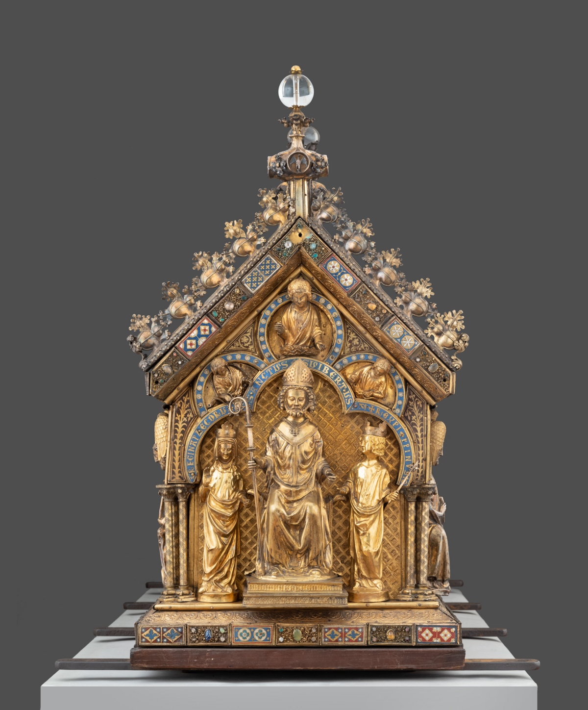 C-Seite des Schreins mit dem hl. Suitbertus zwischen Plektrudis und Pipin. Erzbistum Köln, Foto: Stephan Kube/SQB, Greven. Bild nur für Magazinartikel freigegeben.