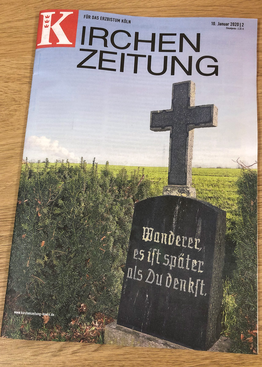 Das Cover der Kirchenzeitung vom 10. Januar 2020 zeigt ein Wegekreuz in Bedburg mit der Aufschrift 'Wanderer, es ist später als Du denkst'