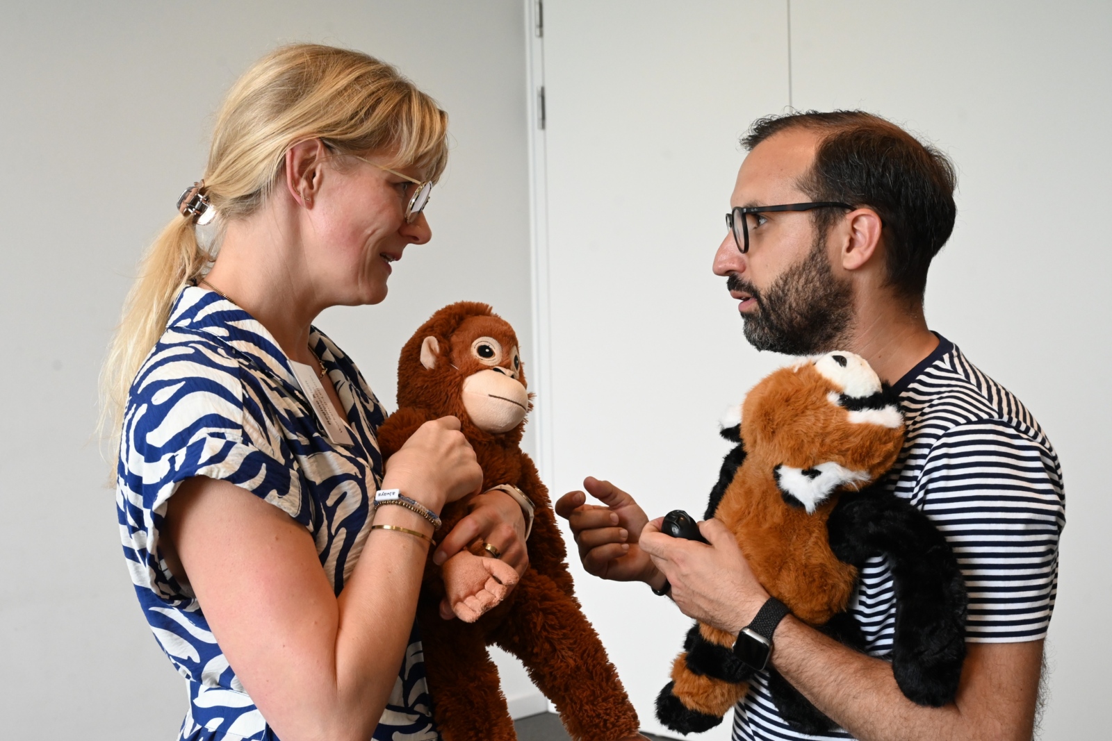 Regine Klein und Mattia Zurlo setzen Kuscheltiere in der Trauerarbeit mit Kindern ein.