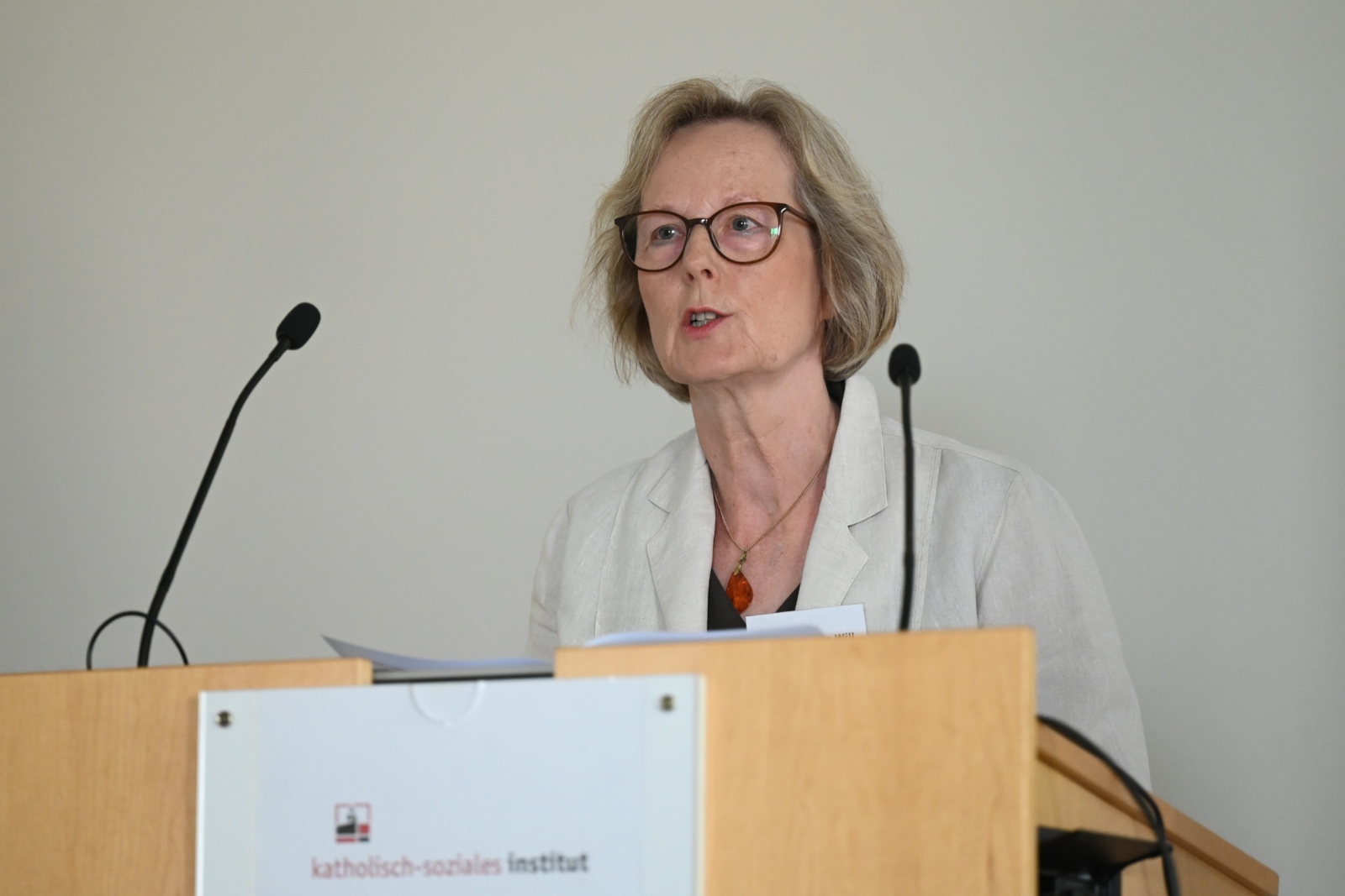 Zum Studientag kann Dr. Eva-Maria Will rund 80 Teilnehmende im Katholisch-Sozialen Institut begrüßen