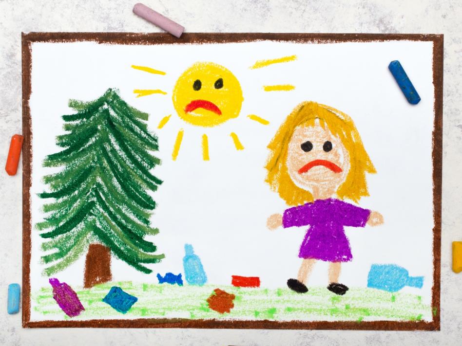 Mit Wachsmalstiften gemaltes Bild von einem Mädchen in der Natur und auf dem Boden liegt sehr viel Müll