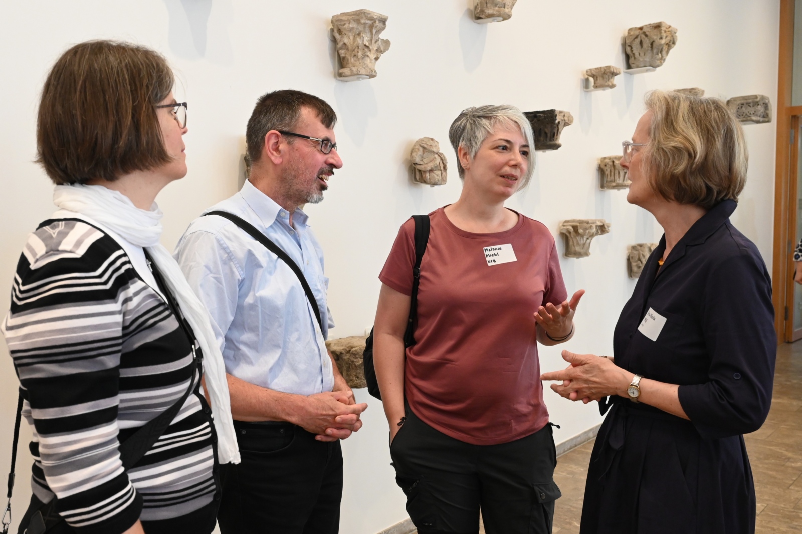 Sandra Behrendt, Professor Thomas Lemmen und Eva-Maria Will im Gespräch mit einer Teilnehmerin