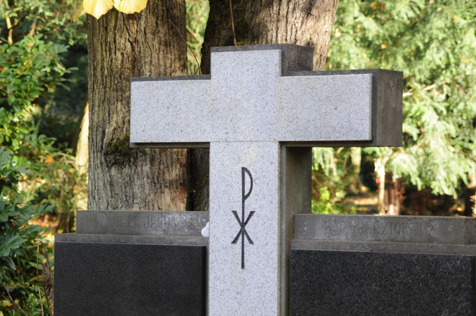Bild von einem Christusmonogramm auf einem Grabstein