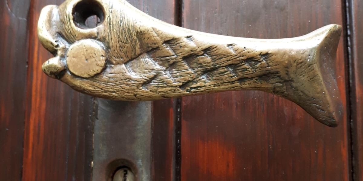 Bild von einem Türgriff in Fischform im Kloster Steinfeld