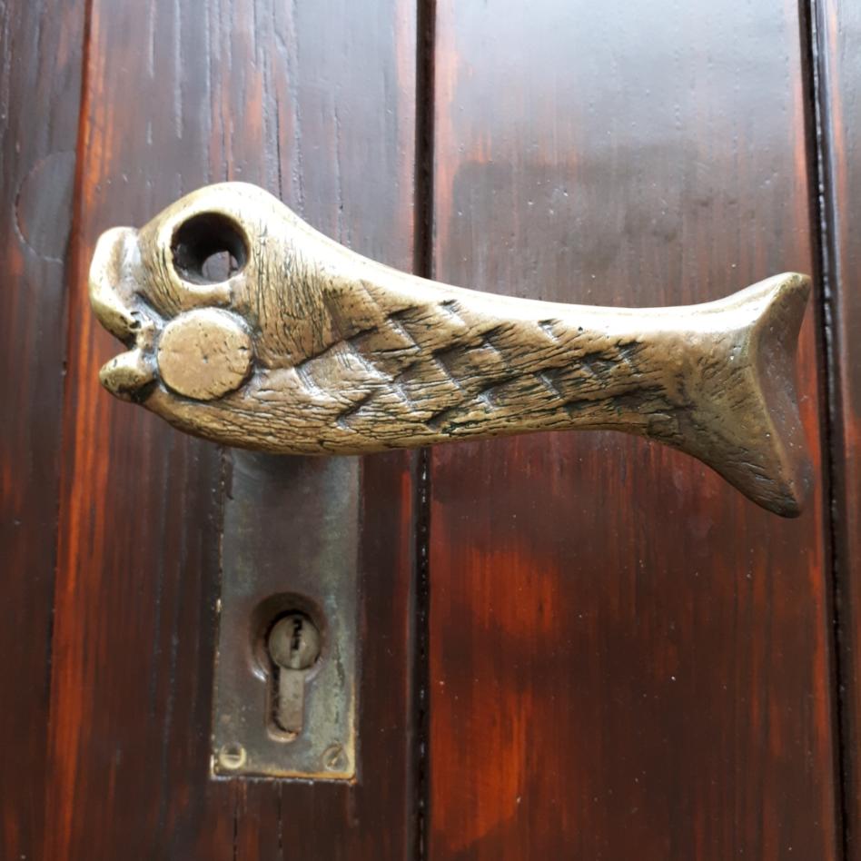 Bild von einem Türgriff in Fischform im Kloster Steinfeld
