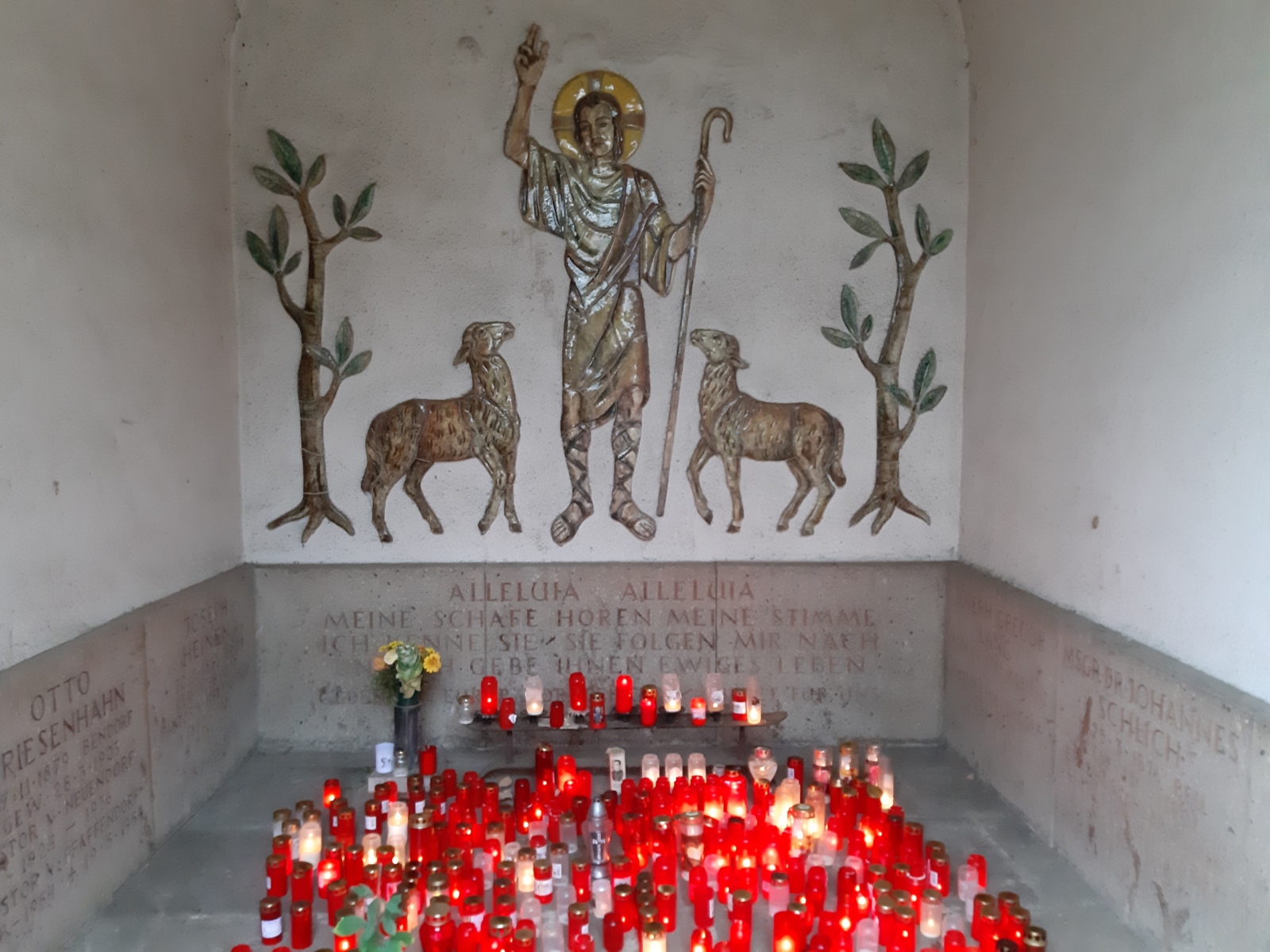 Bild von einer Abbildung des Guten Hirten auf dem Friedhof Koblenz Neuendorf