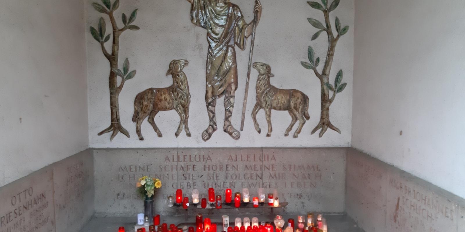 Bild von einer Abbildung des Guten Hirten auf dem Friedhof Koblenz Neuendorf