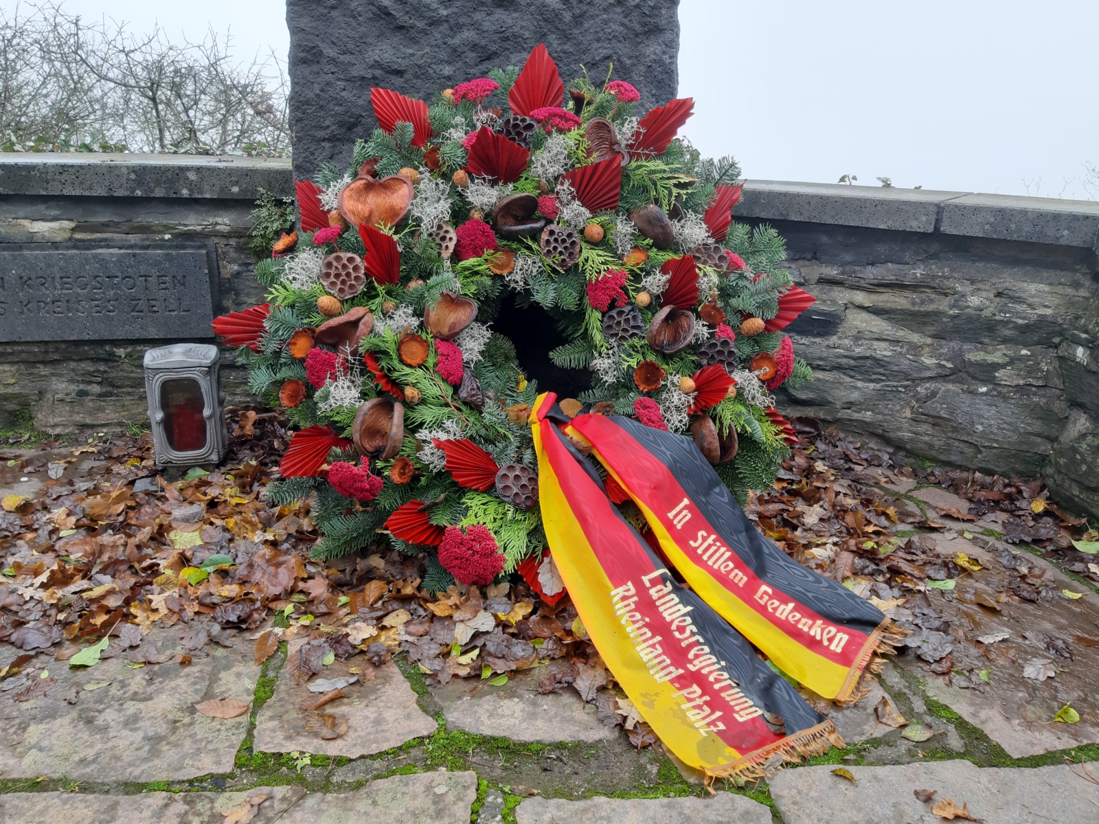 Bild von einem Blumenkranz zum Totengedenken