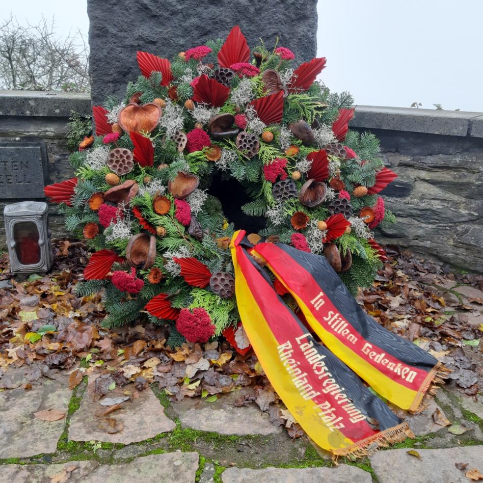 Bild von einem Blumenkranz zum Totengedenken