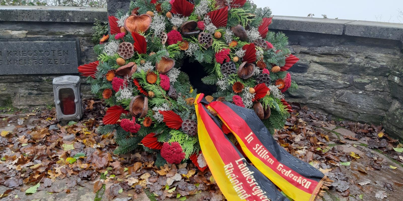 Bild von einem Blumenkranz zum Totengedenken