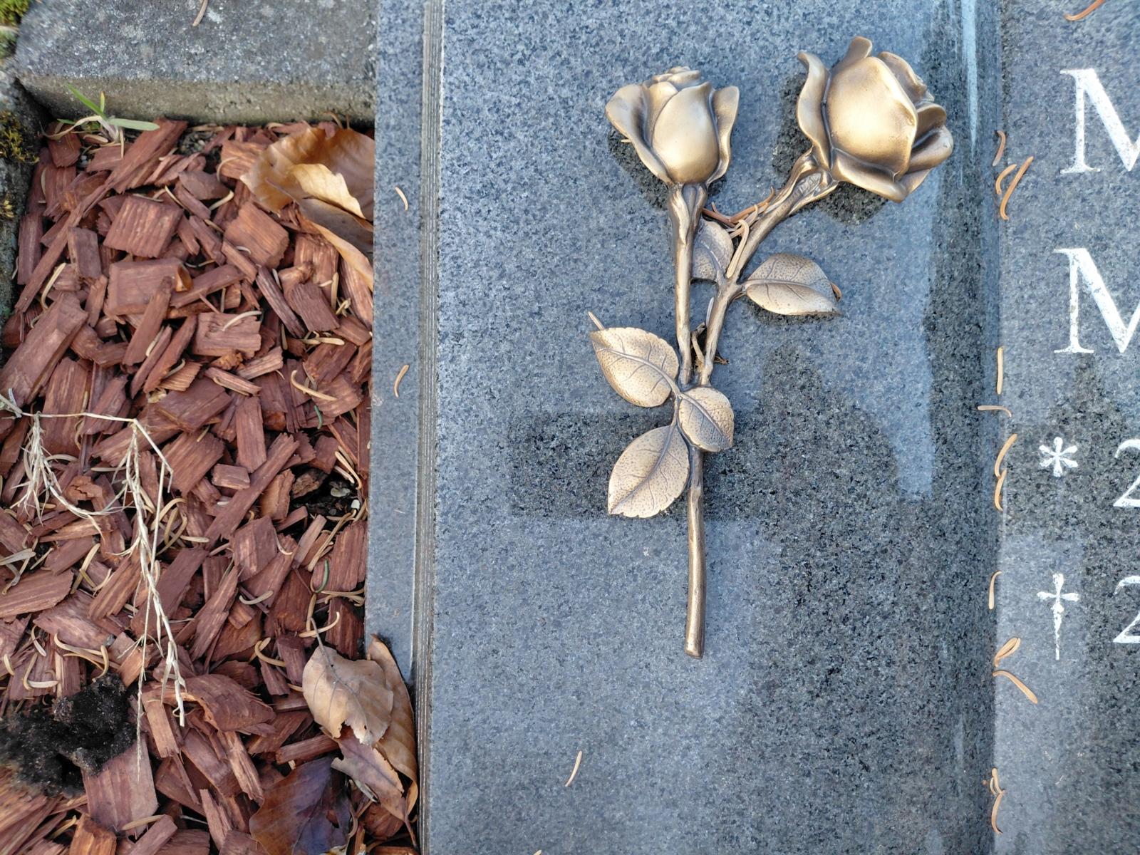 Bild von einem Grabstein auf dem eine Rose abgebildet ist