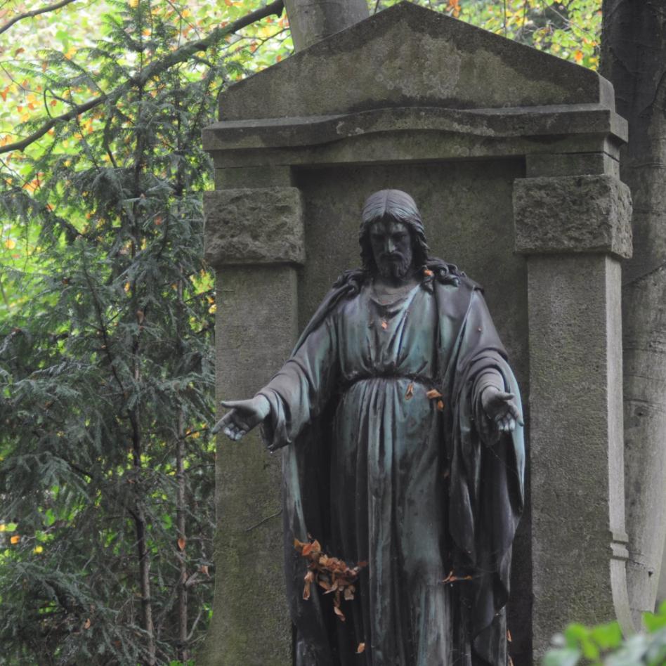 Bild von einem Eingang zu einem großen Grab mit Figur