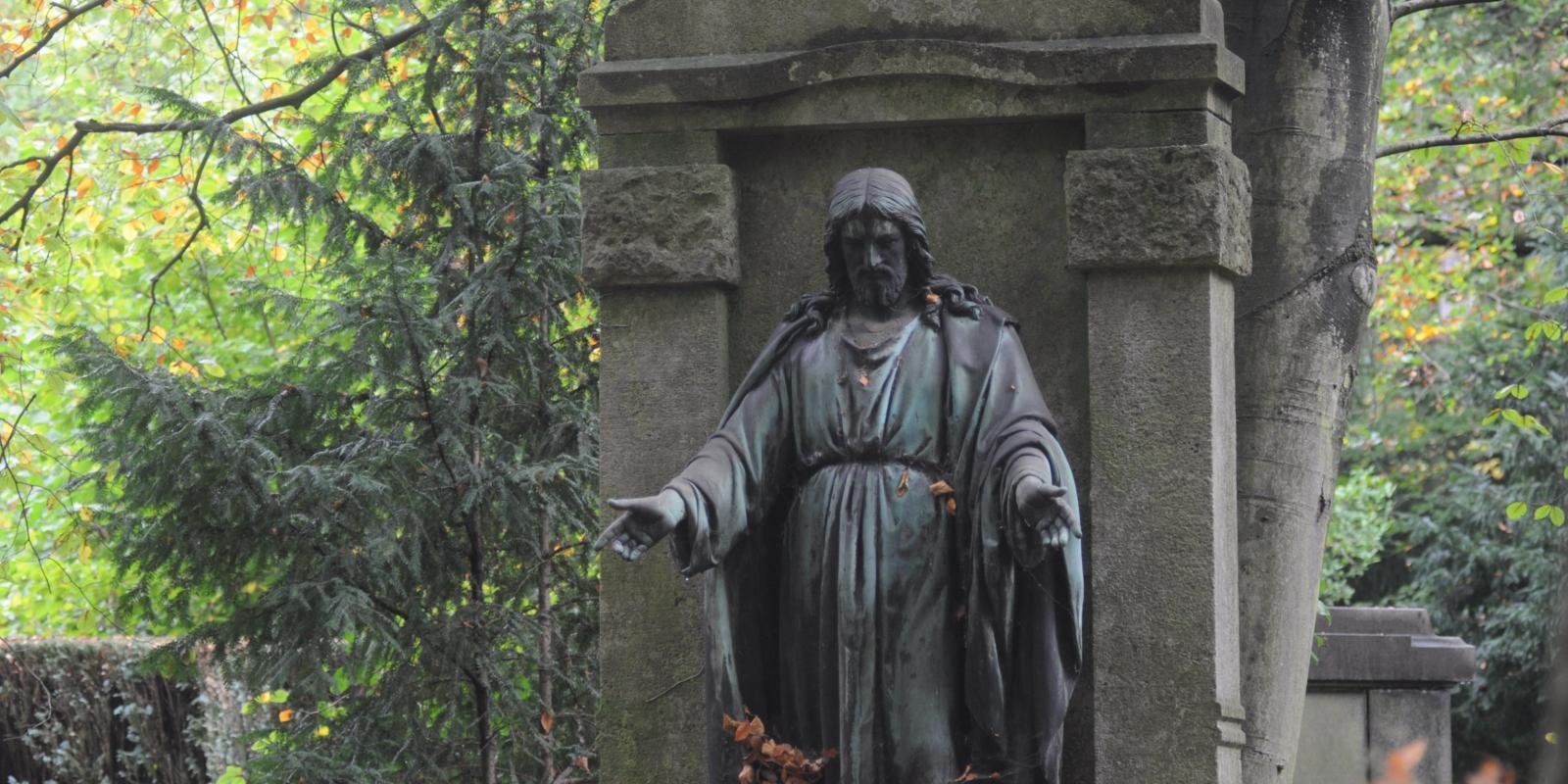 Bild von einem Eingang zu einem großen Grab mit Figur