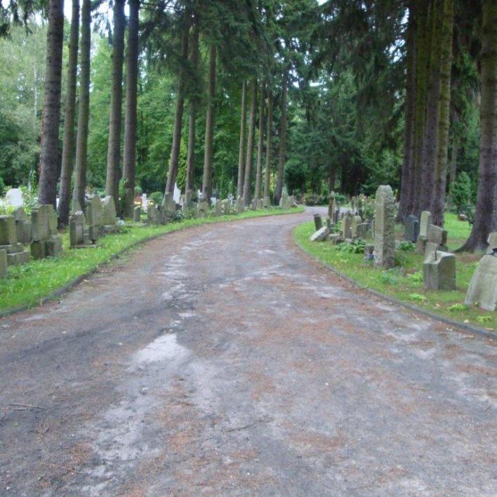 Bild von einem Weg auf dem Friedhof