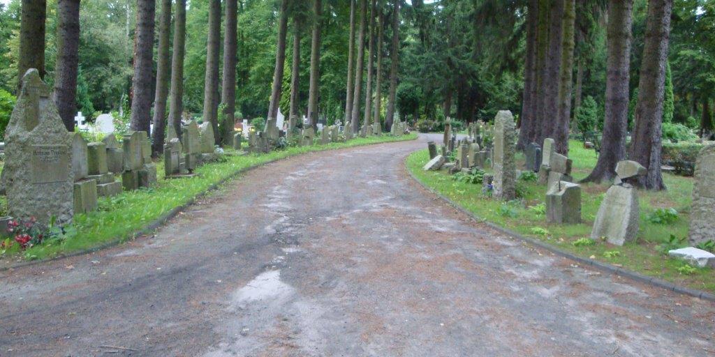 Bild von einem Weg auf dem Friedhof