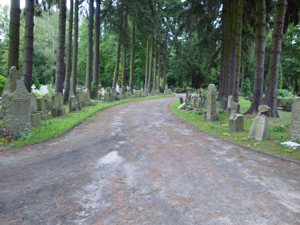 Bild von einem Weg auf dem Friedhof