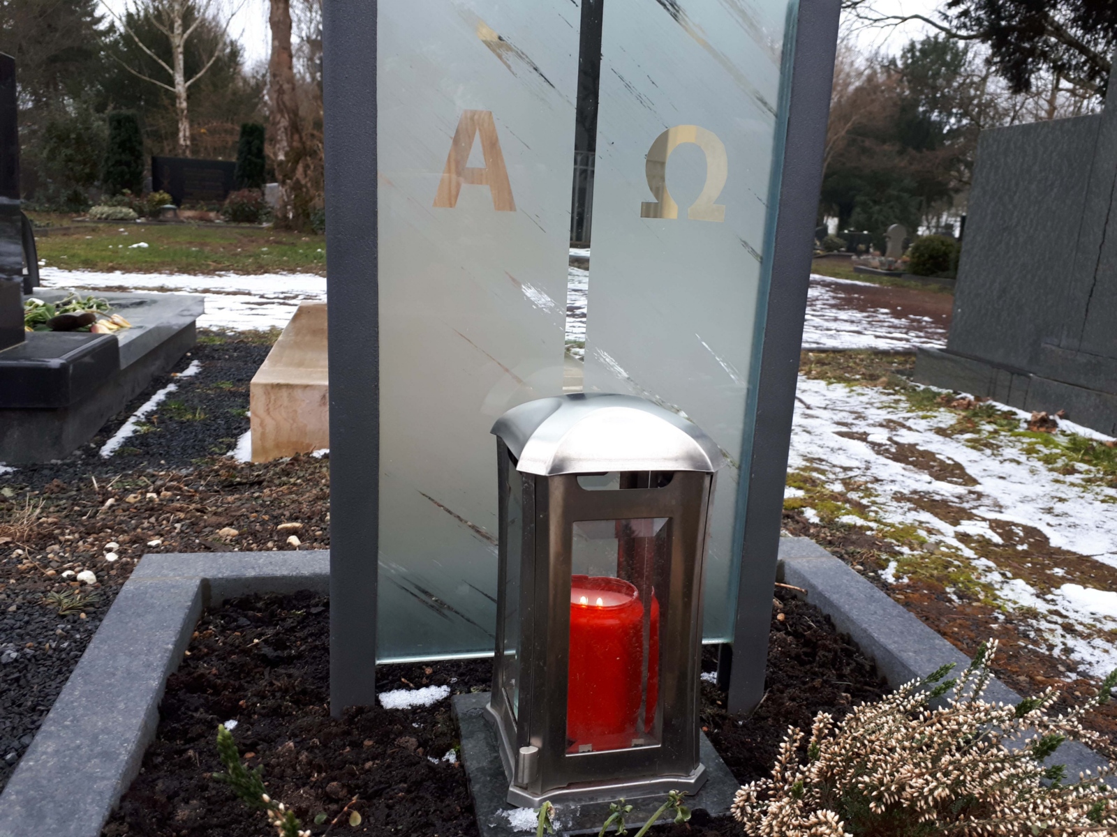 Bild von einem Grabstein mit einem Alpha und einem Omega Symbol