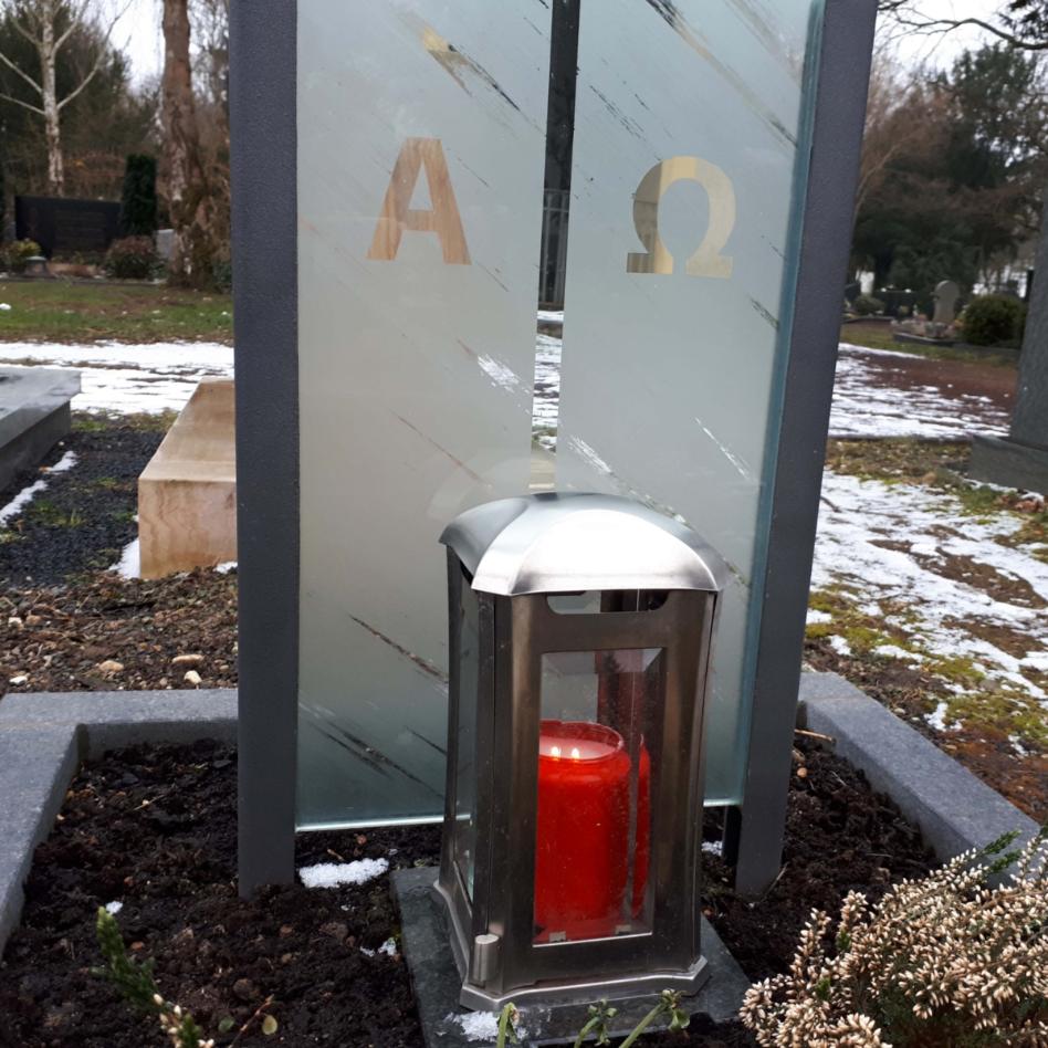 Bild von einem Grabstein mit einem Alpha und einem Omega Symbol