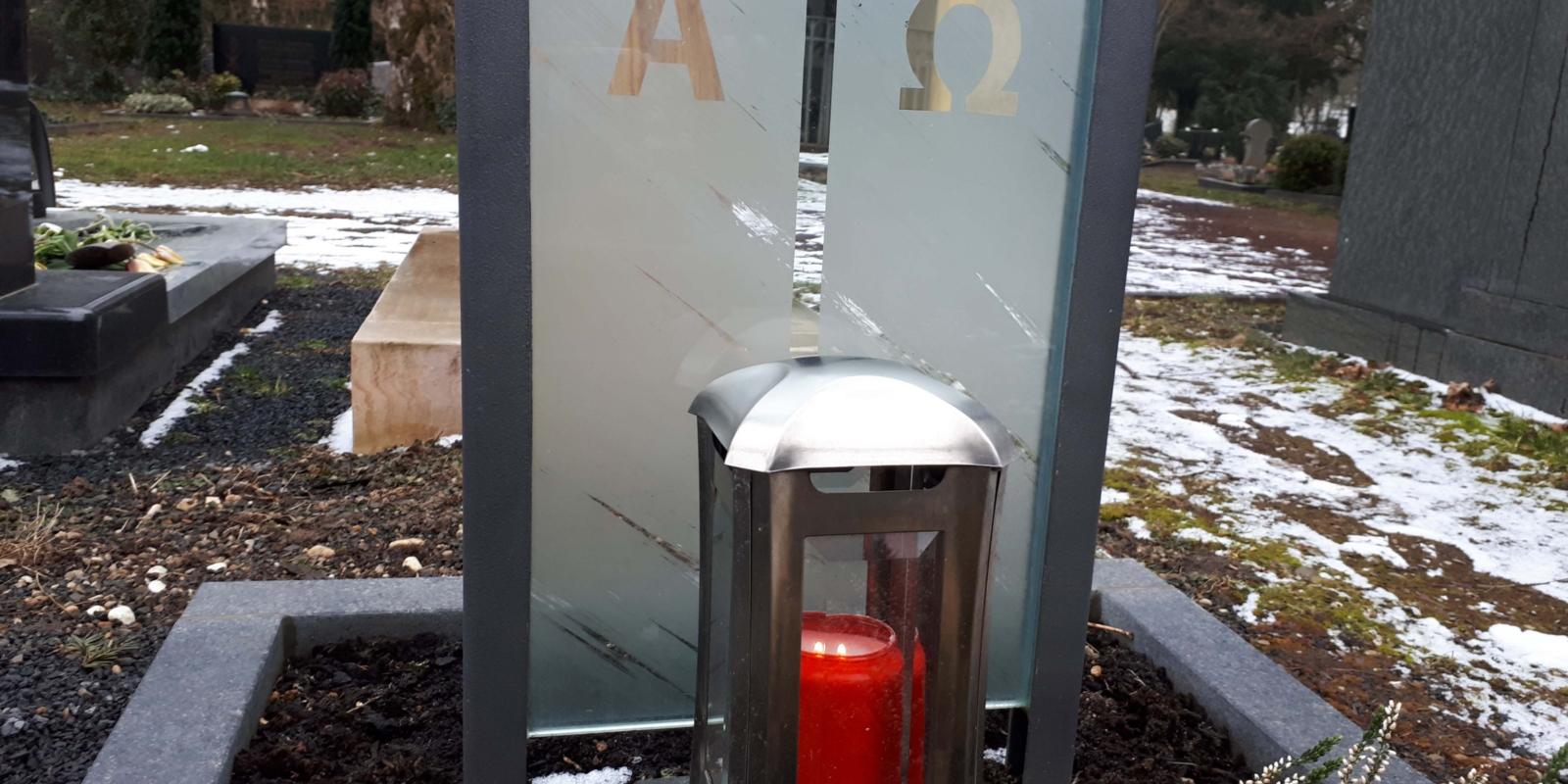 Bild von einem Grabstein mit einem Alpha und einem Omega Symbol