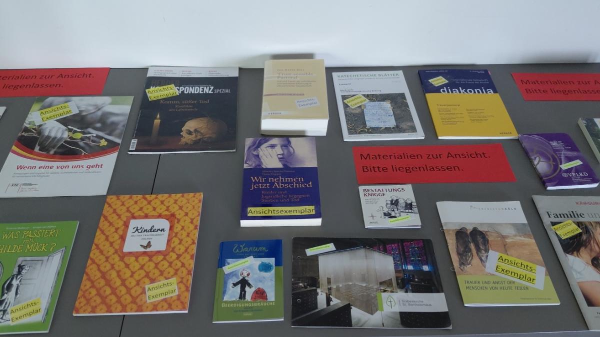 Bild von mehreren Büchern, Heften und Flyern