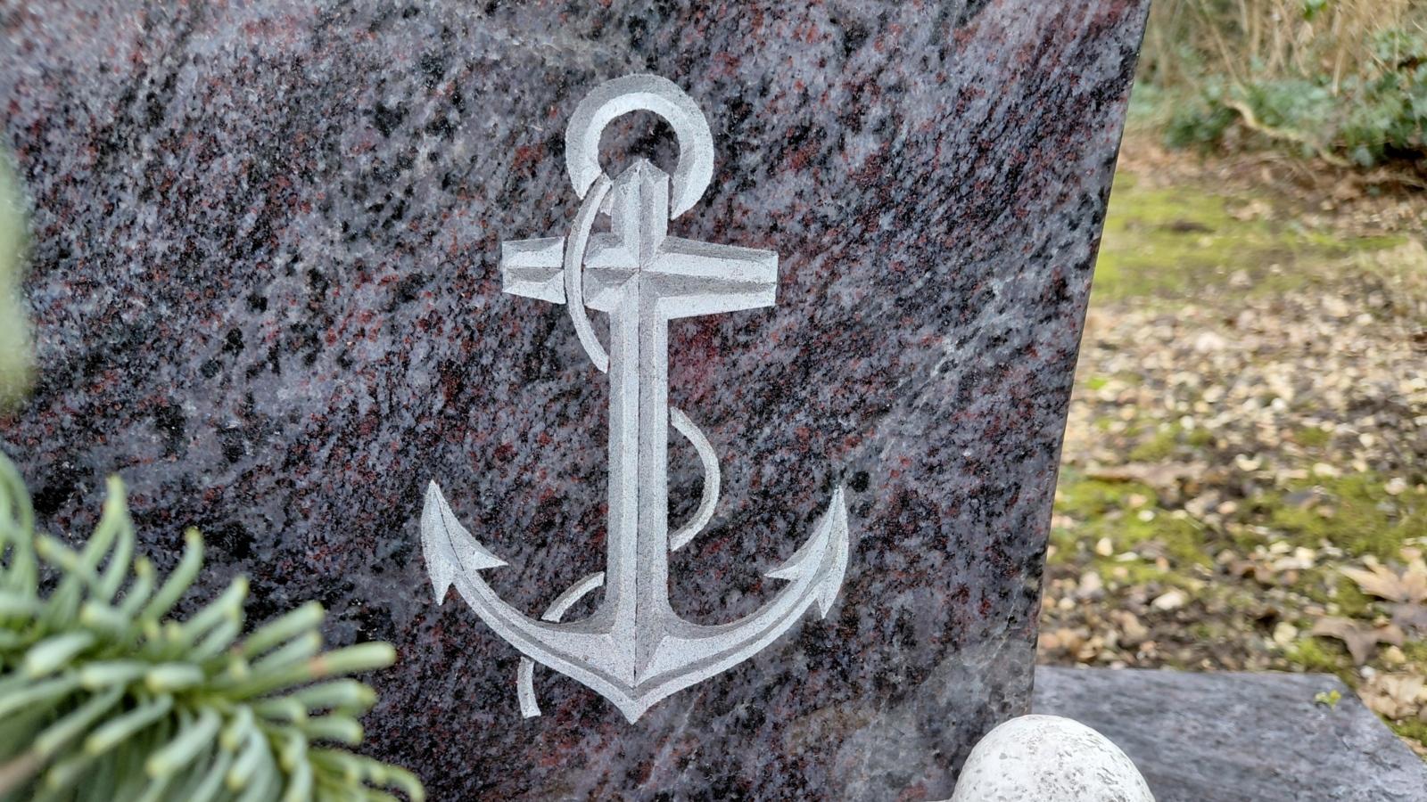 Bild von einem Anker auf einem Grabstein