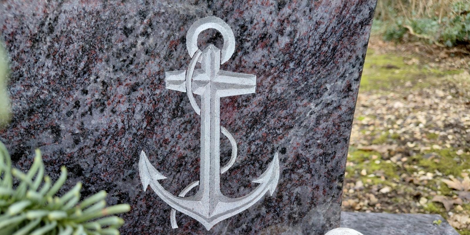 Bild von einem Anker auf einem Grabstein