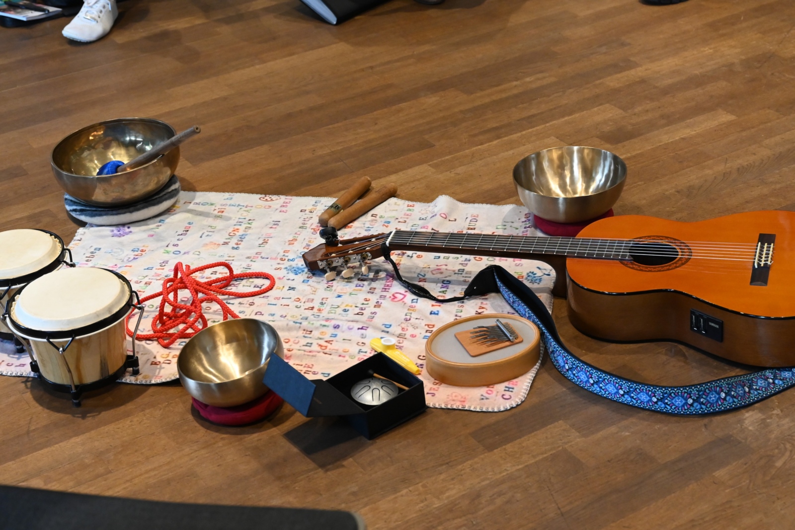 Diverse Musikinstrumente: Ukulele, Klangschalen