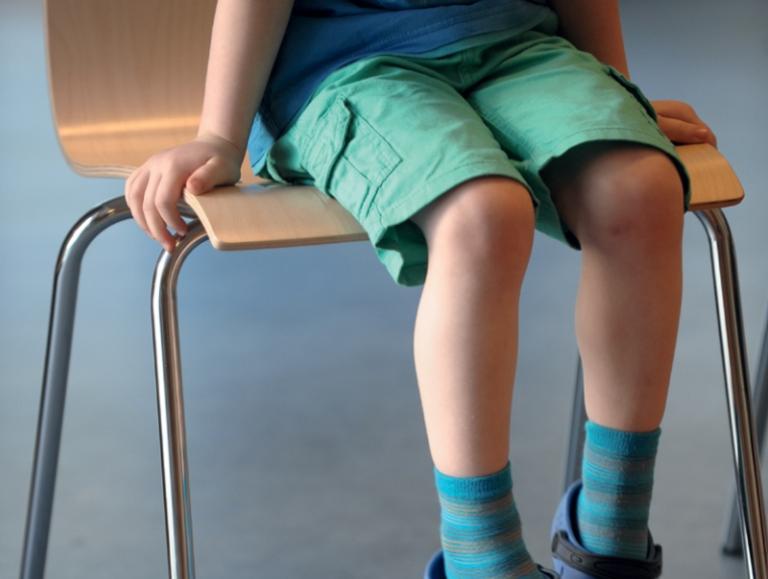 Stuhl-und-Kinderbeine