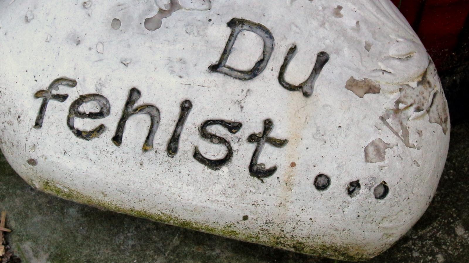 Auf einem Stein steht: Du fehlst