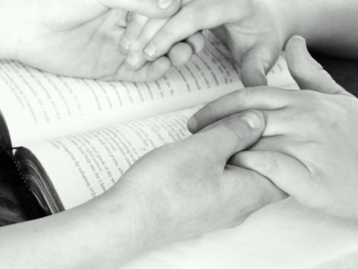 holding-hands-752878_1920