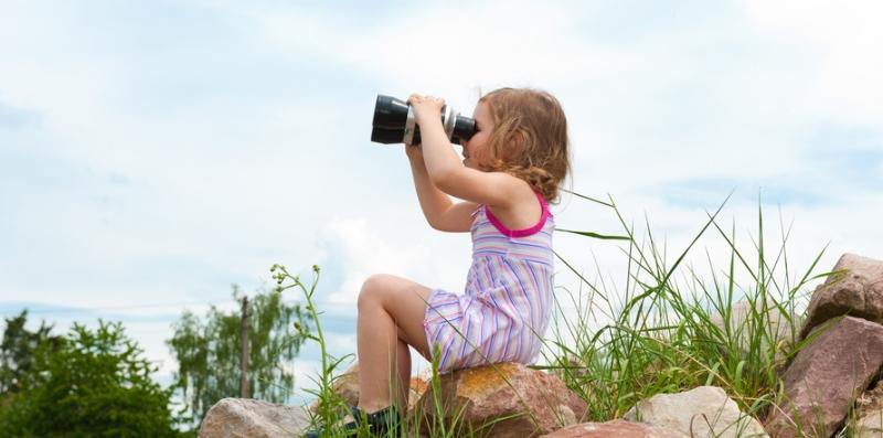 Kind mit Fernglas (C) Dron, fotolia.com