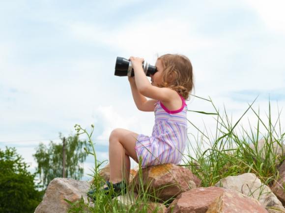 Kind mit Fernglas (C) Dron, fotolia.com