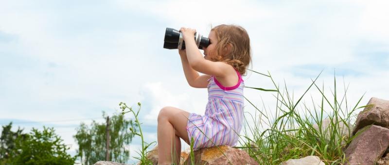 Kind mit Fernglas (C) Dron, fotolia.com