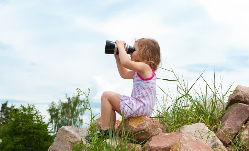 Kind mit Fernglas (C) Dron, fotolia.com