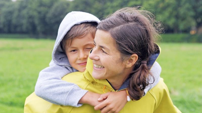 Mutter und Sohn bei Spaziergang | © photophonie | fotolia.com