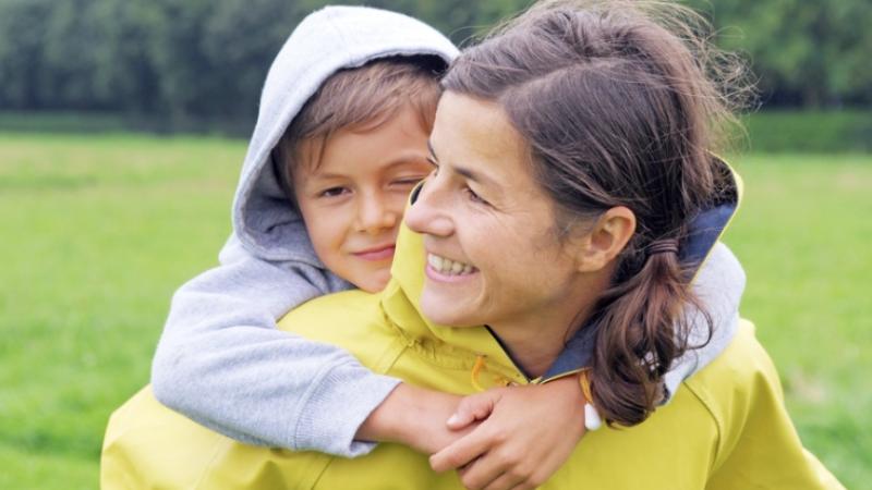 Mutter und Sohn bei Spaziergang | © photophonie | fotolia.com