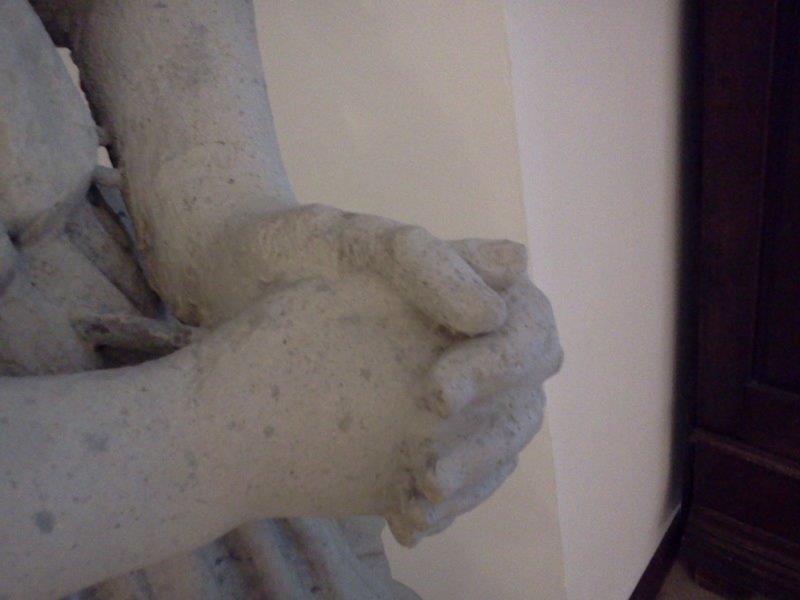 Statue mit gefalteten Händen