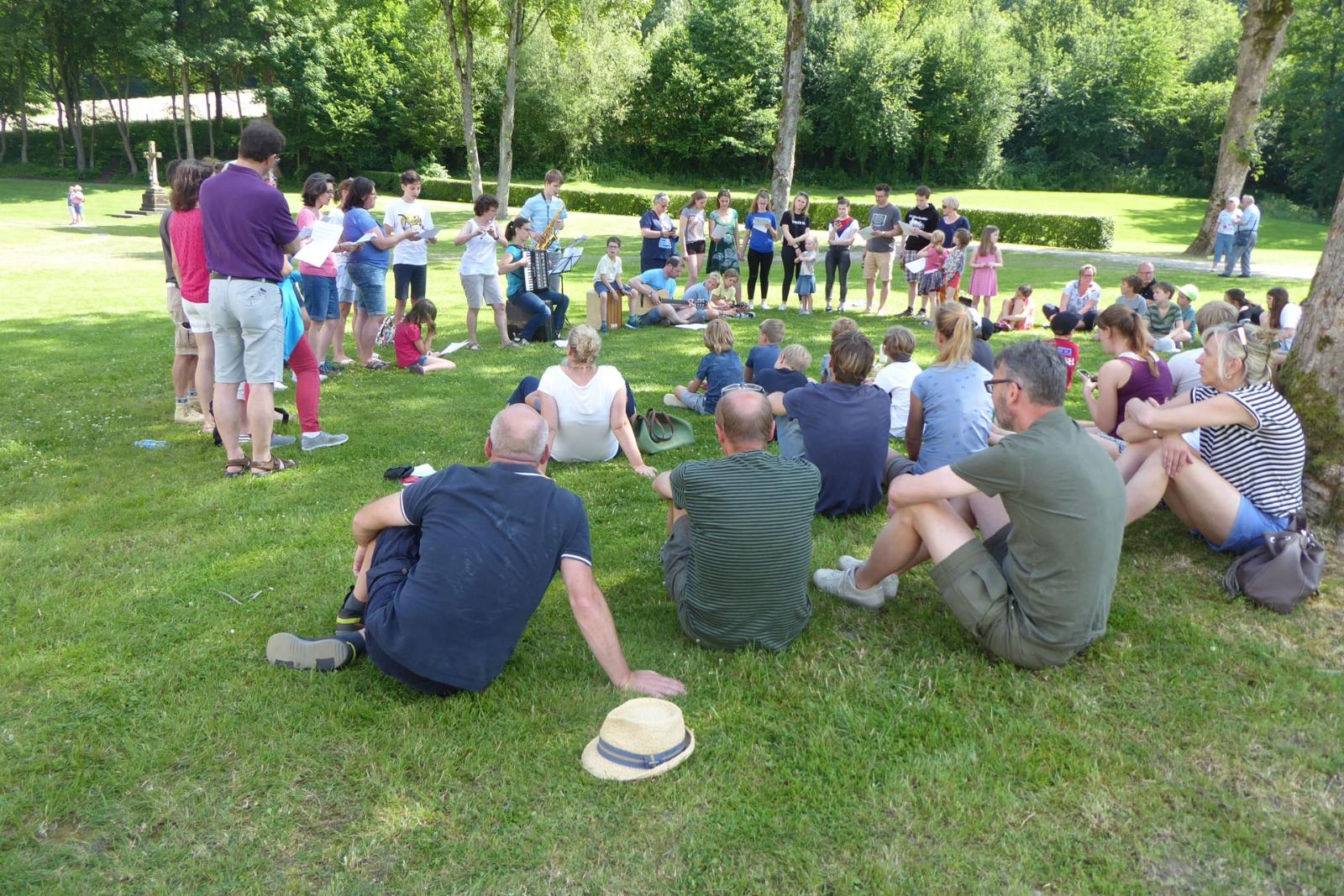 erzbistum-koeln-gruppe-im-park