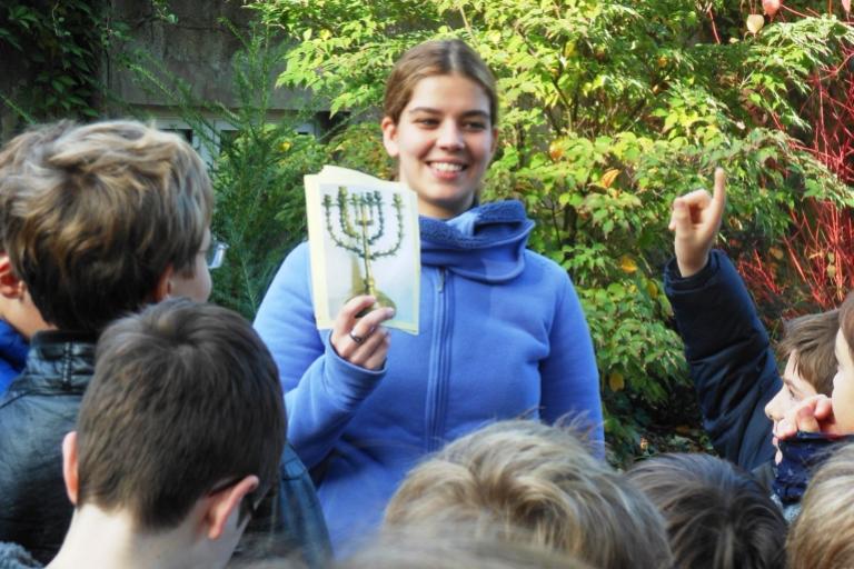 Anne Plhak im Garten der Religionen