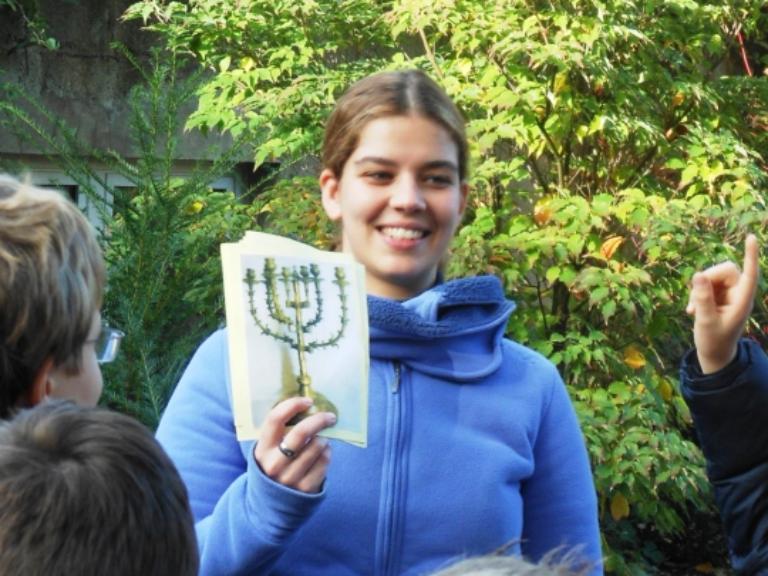 Schulklasse beim Zeugnismemory-Foto IN VIA Köln