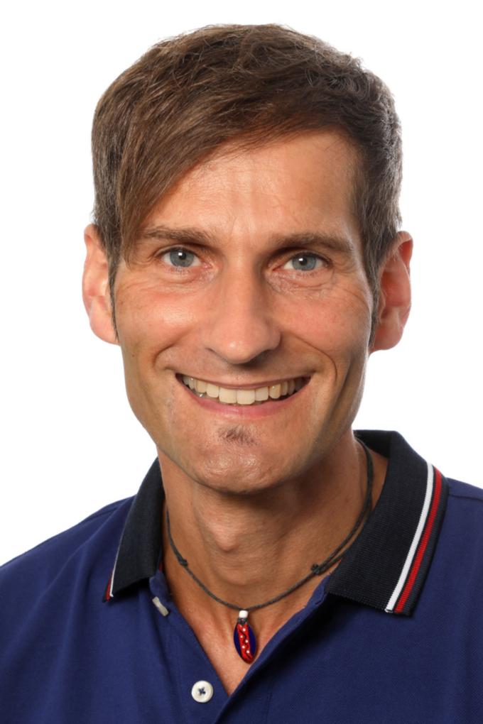 Dr.  Dominik Schultheis