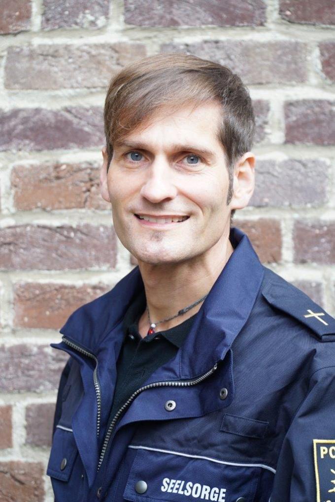 Dr.  Dominik Schultheis